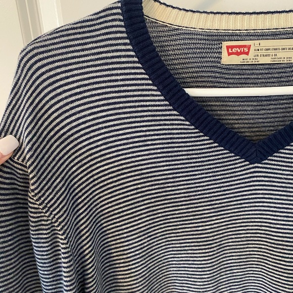 Levi’s Men’s V Neck Sweater - Picture 3 of 4
